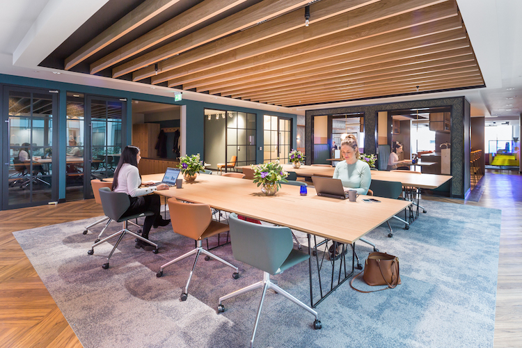 Coworking_area_at_Landmark_Portman_street-0ac679e0110d56262a60a74179d7b6fb4f0b9a08e5c669dd5d16ade89d95ef95